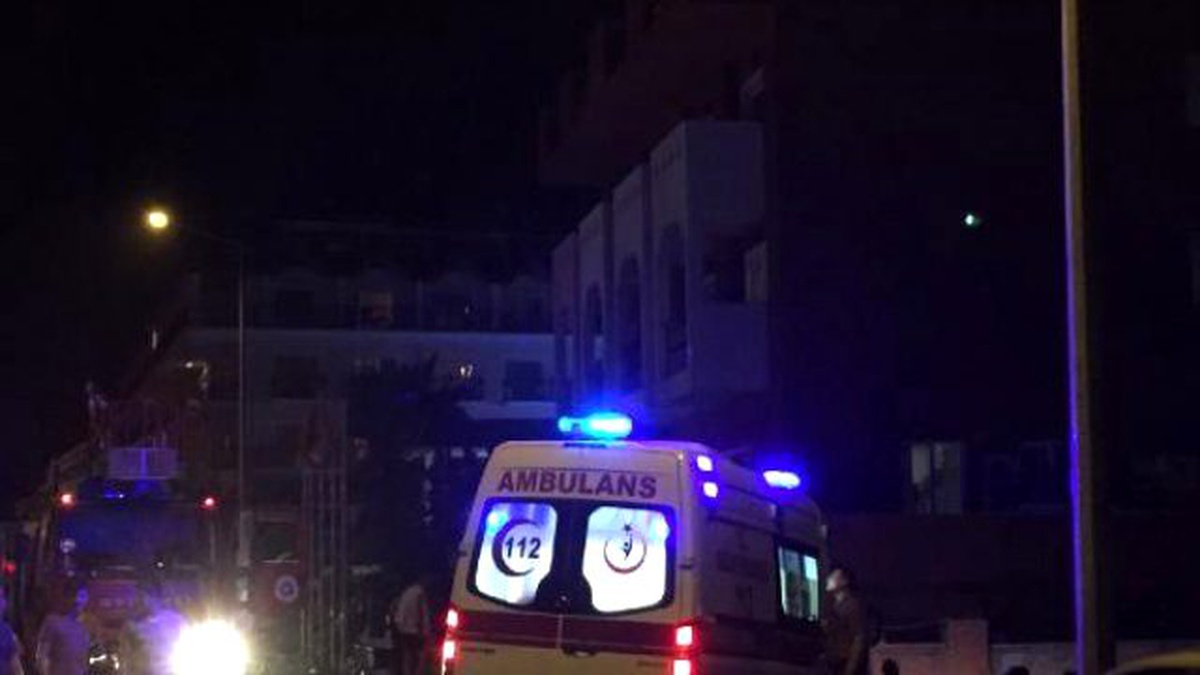 Otelde Çıkan Yangında Turistler Dumandan Etkilendi
