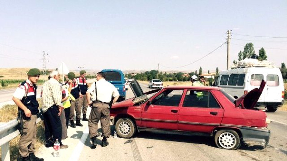 Otomobil Bariyerlere Çarptı: 3 Yaralı