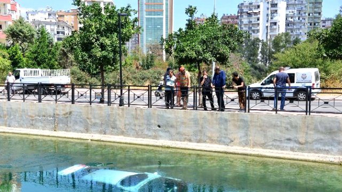 Otomobil Sulama Kanalına Düştü, Sürücü Son Anda Kurtuldu