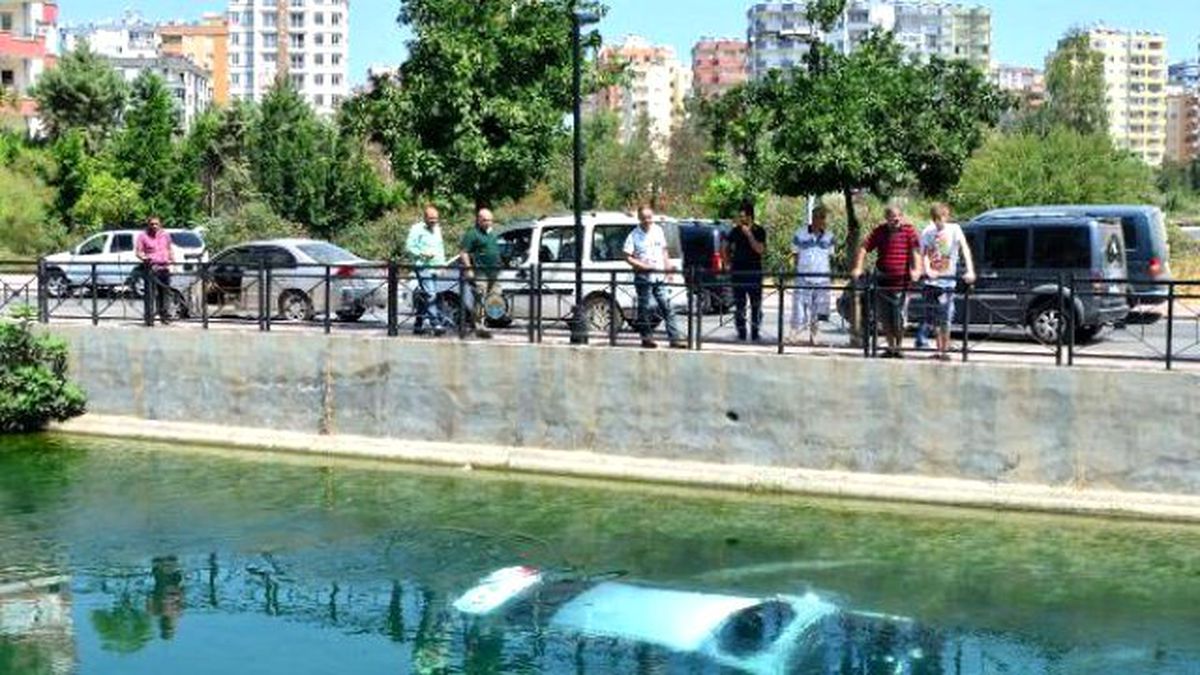 Otomobiliyle Kanala Uçan Sürücü, Yüzerek Kurtuldu