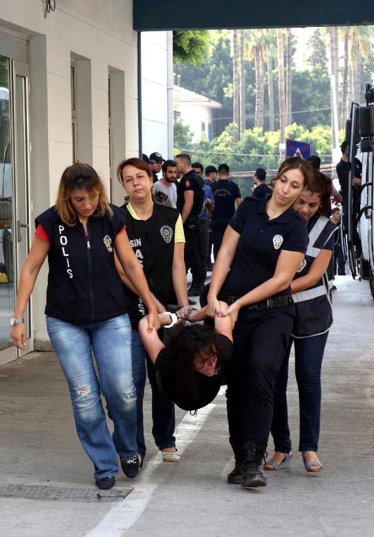 Şafak Vakti DHKP-C\'ye Baskın! Sürüklenerek Götürüldüler