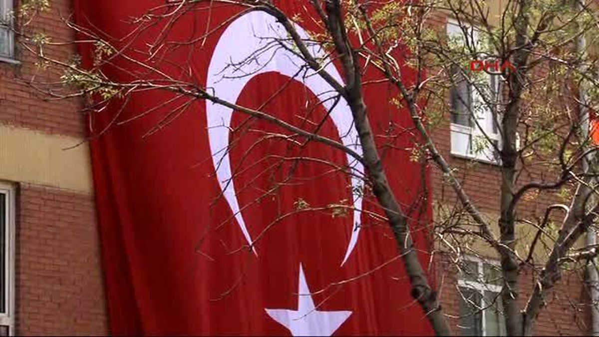 Şehit Barış Akın\'ın Evinin Önünde Teröre Lanet