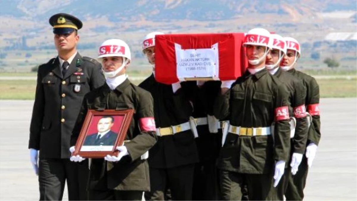 Şehit Uzman Çavuş Aktürk, Burdur\'da Gözyaşlarıyla Uğurlandı