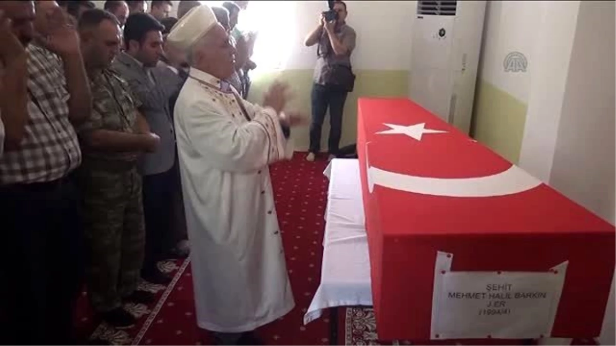 Siirt\'teki Saldırıda Şehit Olan Jandarma Er Barkın\'ın Cenazesi