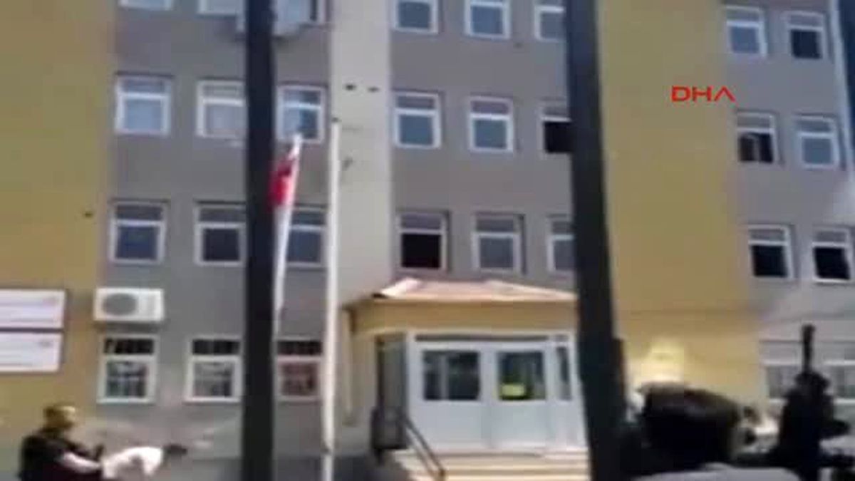 Silvan\'da İndirilen Türk Bayrağı Tekbirle Göndere Çekildi