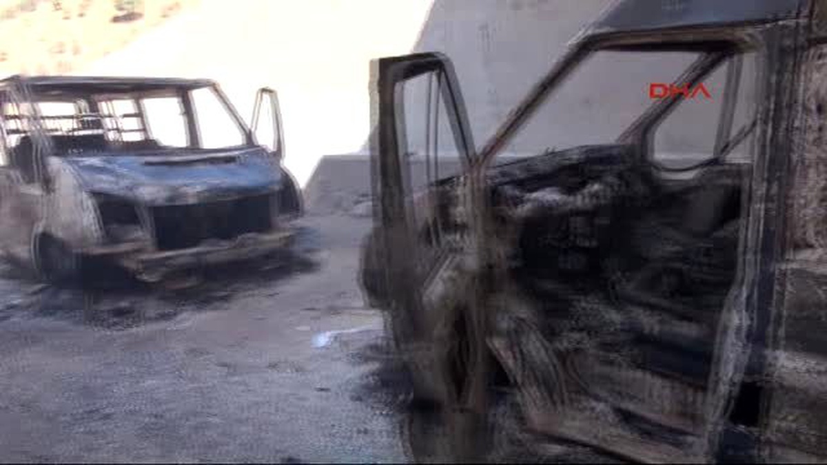Şırnak\'ta Şantiye Basan PKK\'lılar 30 İş Makinesini Yaktı