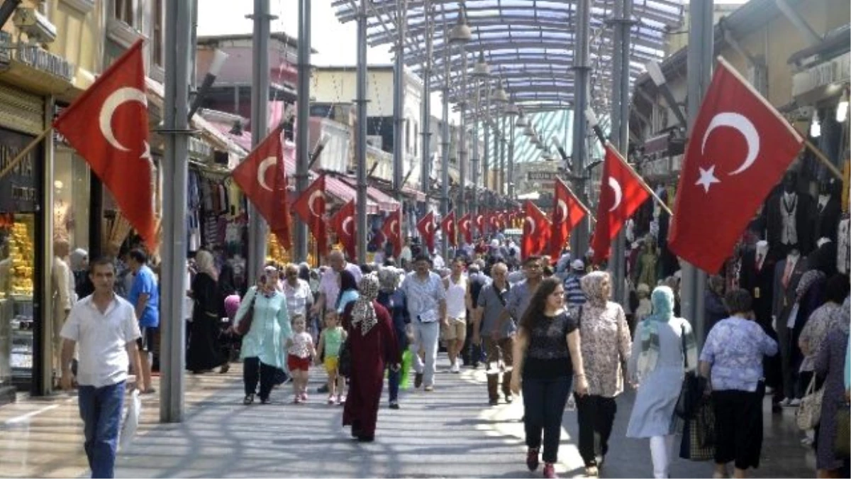 Tarihi Bursa Kapalıçarşı Türk Bayraklarıyla Süslendi