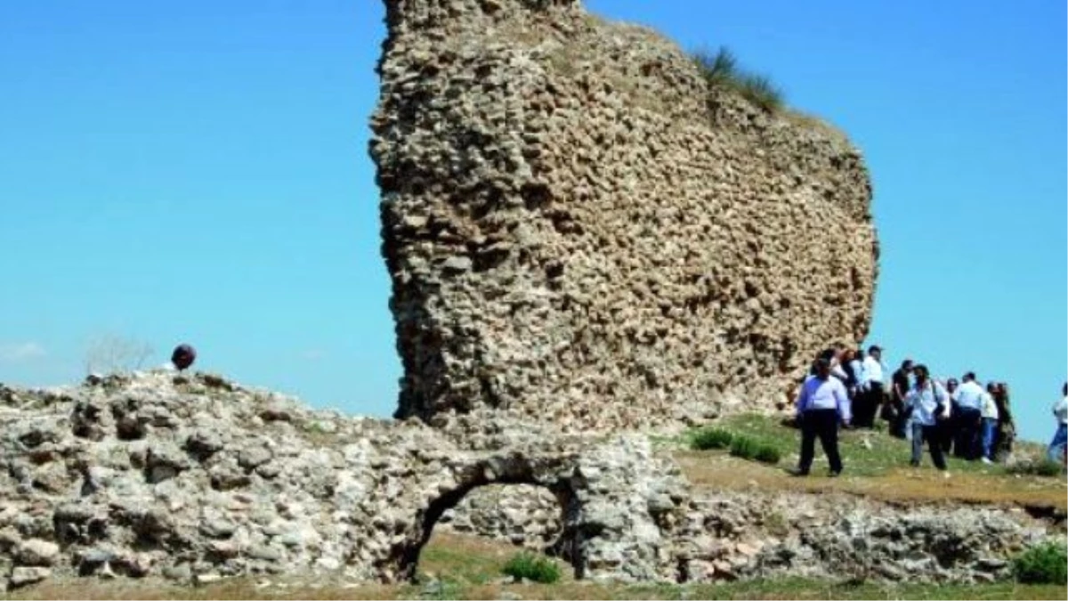 Tarihi Kale İlgisizlik Nedeniyle Yok Oluyor