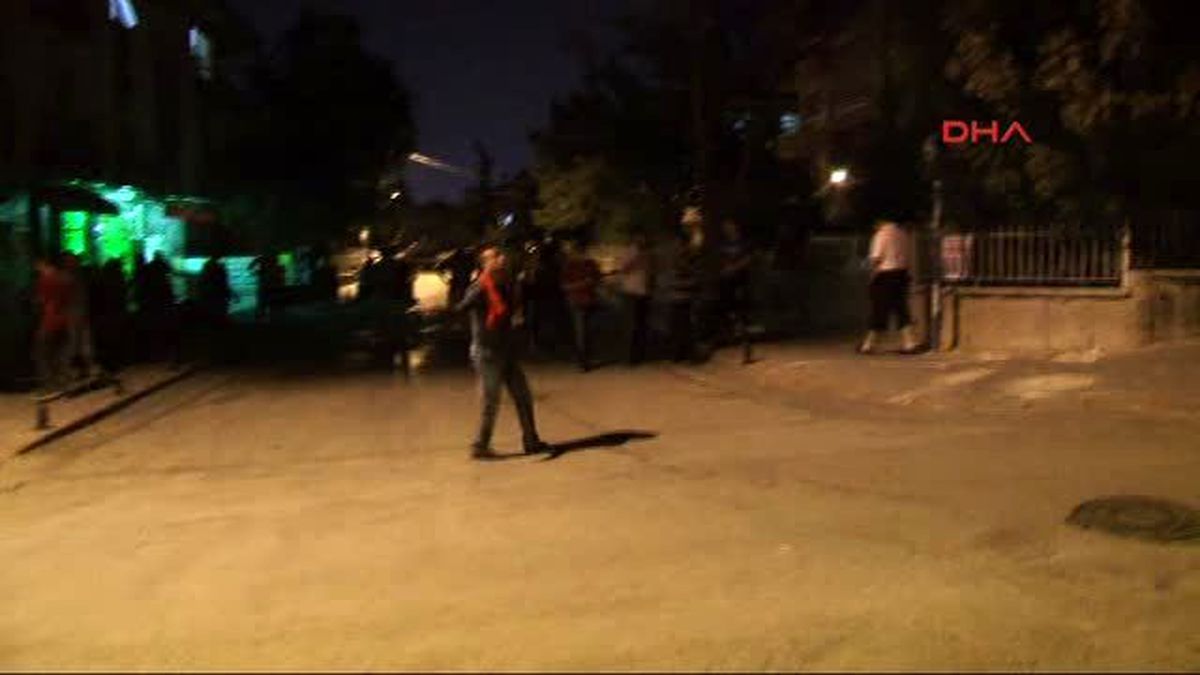 Teröre Tepki Eyleminde Polise Sarılan Gence Biber Gazı Sıkıldı