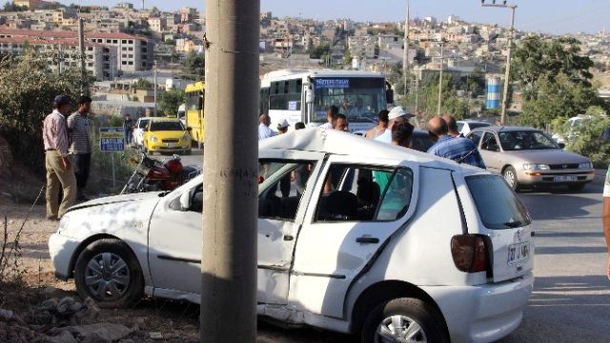 Virajı Alamayınca Elektrik Direğine Çarptı