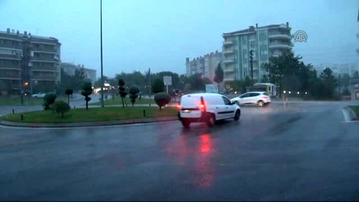 Edirne'de Yağmur Sel Oldu, Araçlar Yolda Kaldı