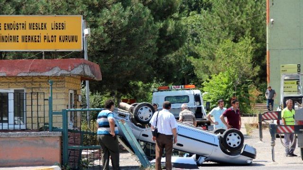 Yokuş Aşağı Kayan Otomobil, Okul Duvarına Çarparak Takla Attı