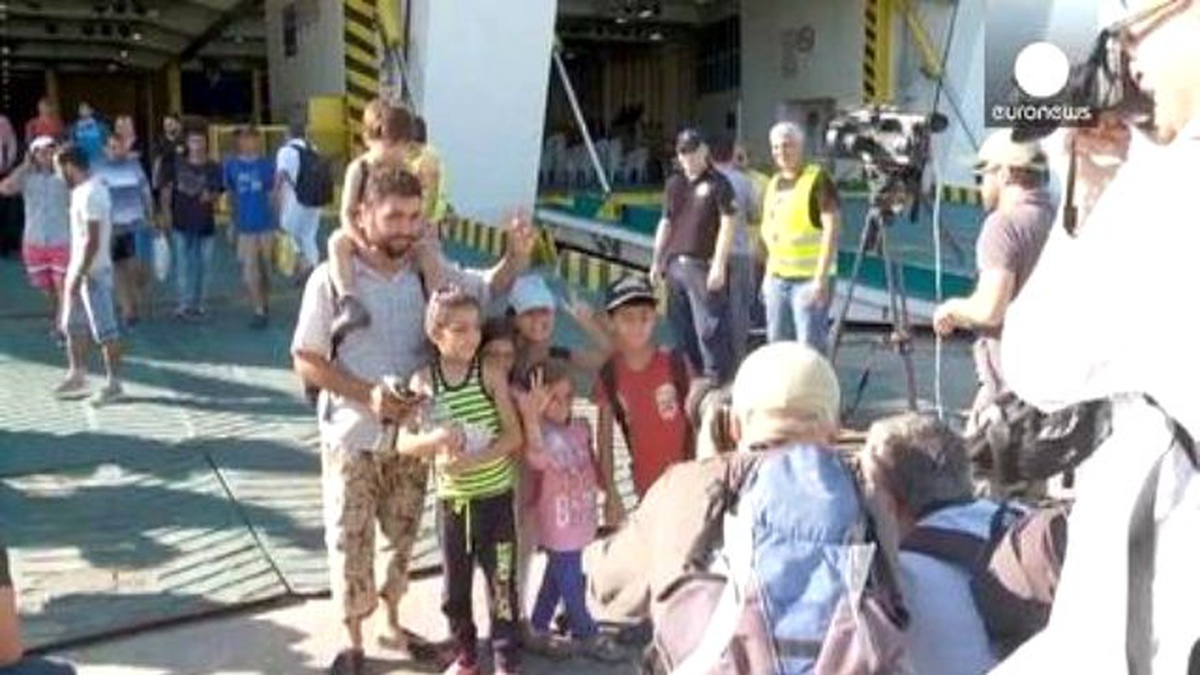 Yunan Gemisi 2 Bin 500 Göçmeni Atina\'ya Taşıdı