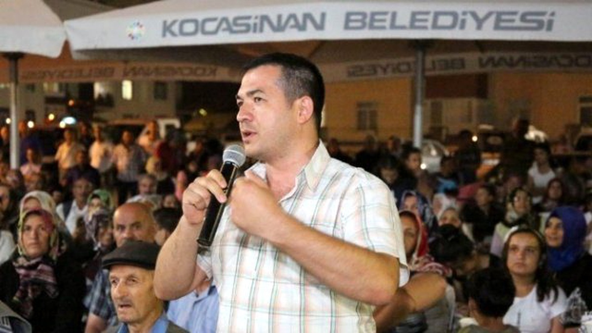 Yunus Emre, Çolakbayrakdar\'ı Bağrına Bastı