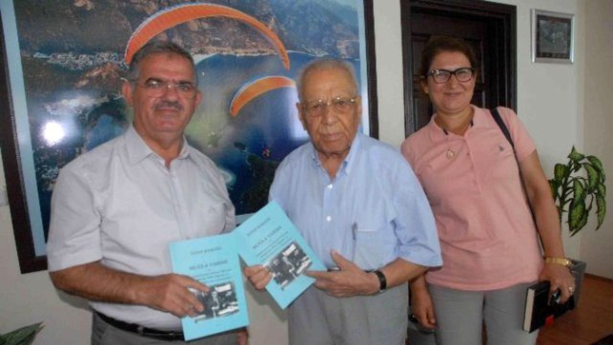 94 Yaşındaki Eski Bakan Kitap Yazdı