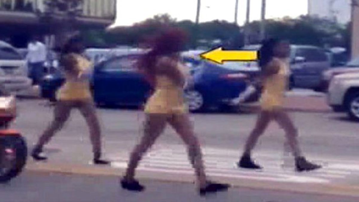 ABD'de Yolda Dans Eden Kızlara Motosiklet Çarptı