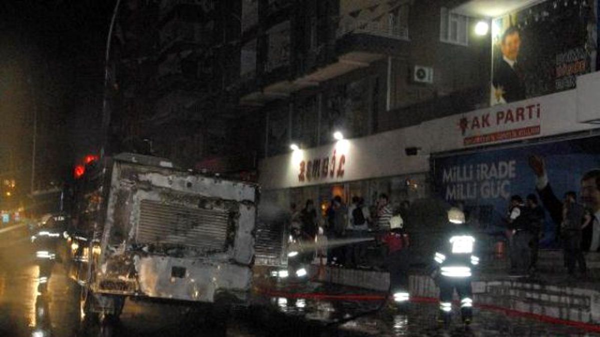 AK Parti Binası Önünde Bekletilen TOMA'ya Bomba Atıldı: 1 Polis Yaralı