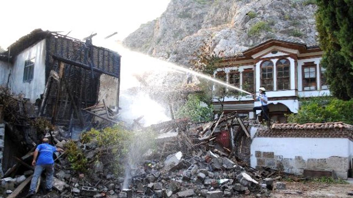 Amasya\'da Tarihi Mahallede 2 Ev Yandı