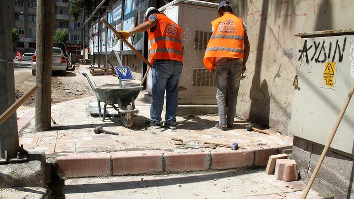 Antakya-Örgü Caddesi\'nde Kaldırım Çalışmaları Devam Ediyor