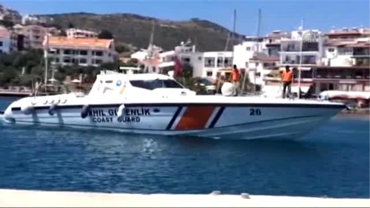 Botları Batan Kaçaklara Tekne Turundakiler Yardım Etti