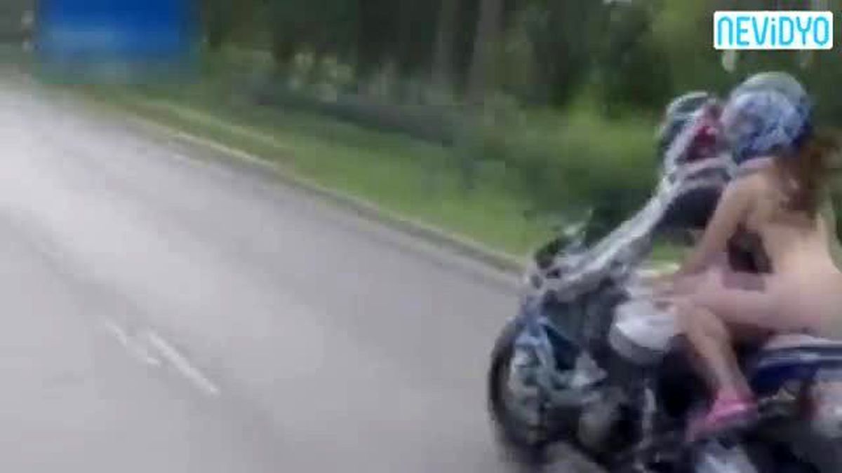 Bu Kadar da Olmaz! Çırılçıplak Motorda... (+18)
