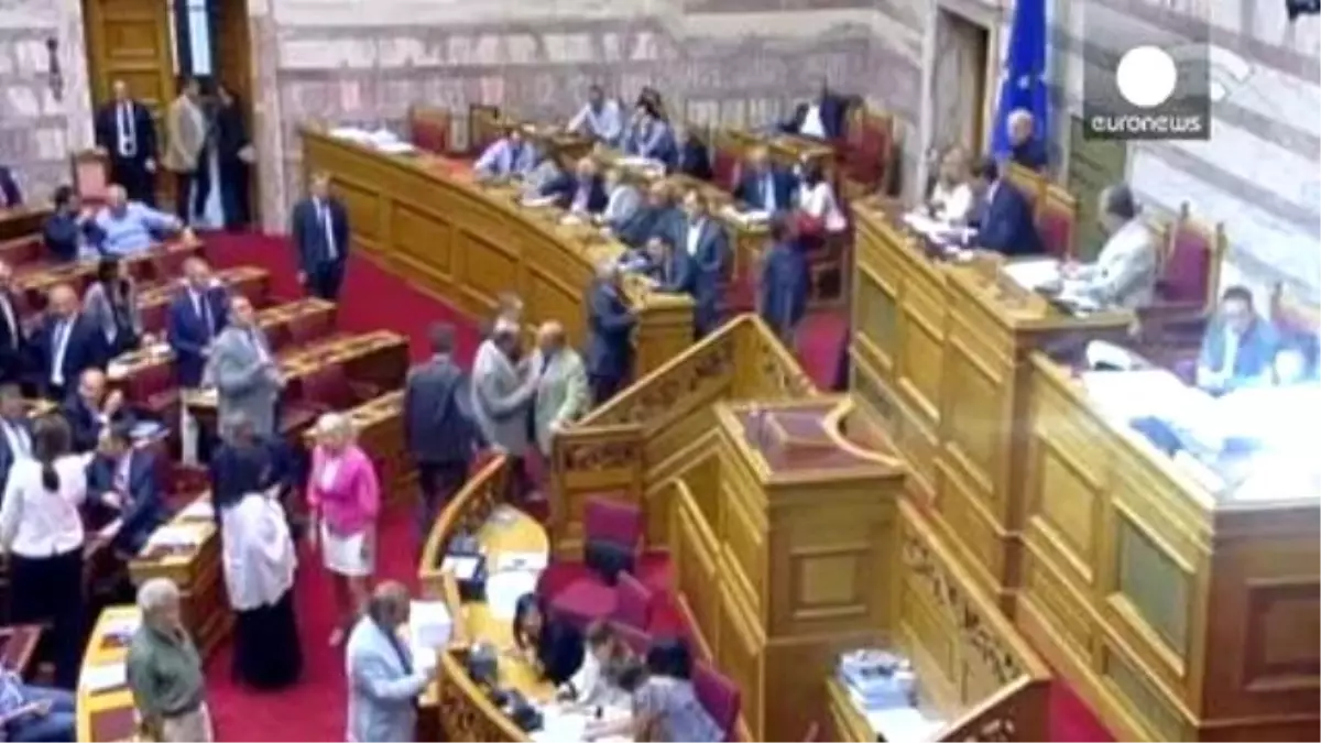 Çipras'ın İstifası Sonrası Syriza Bölünüyor