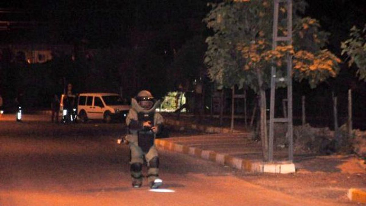 Adıyaman\'da Çöp Konteynerindeki Işıkta Bomba Paniği