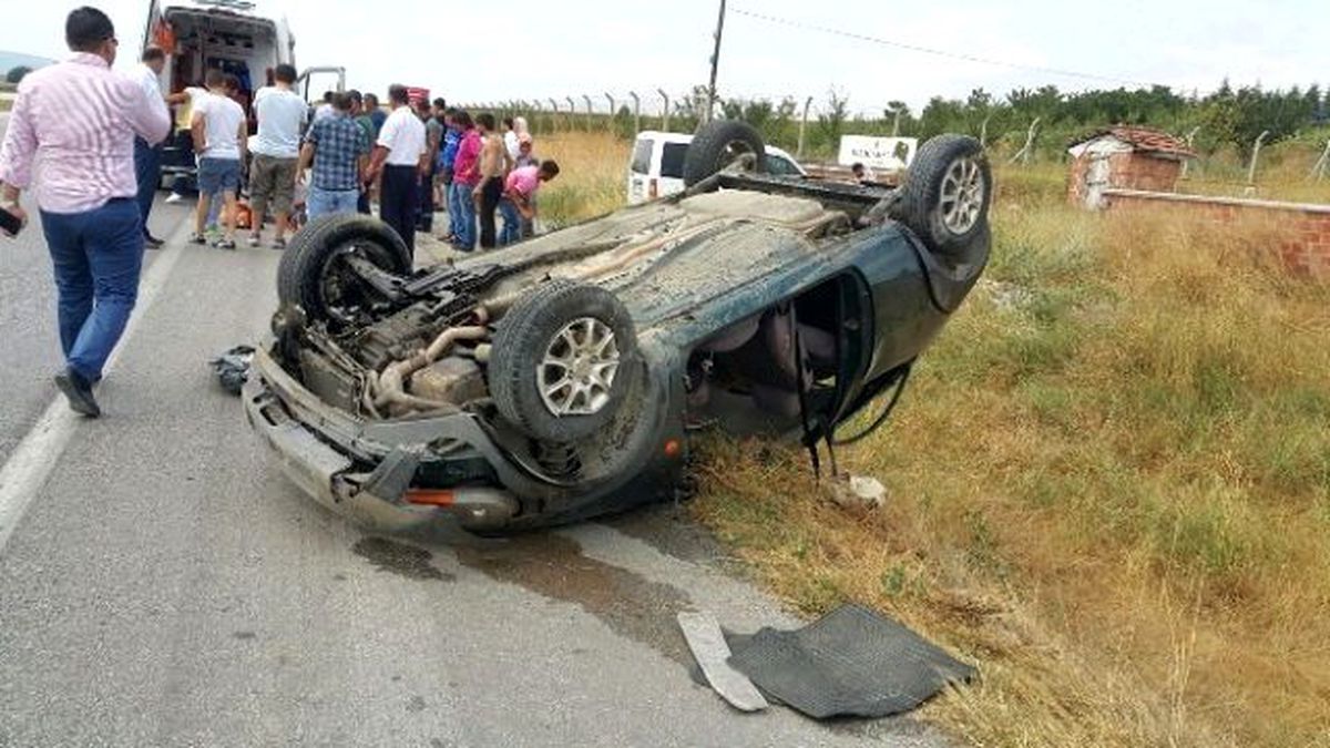 Çorum\'da Otomobil Takla Attı: 4 Yaralı