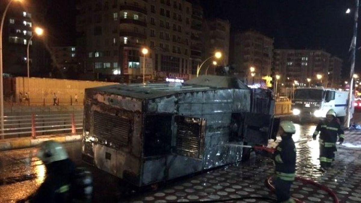 Diyarbakır\'da AK Parti\'ye Bombalı Saldırı