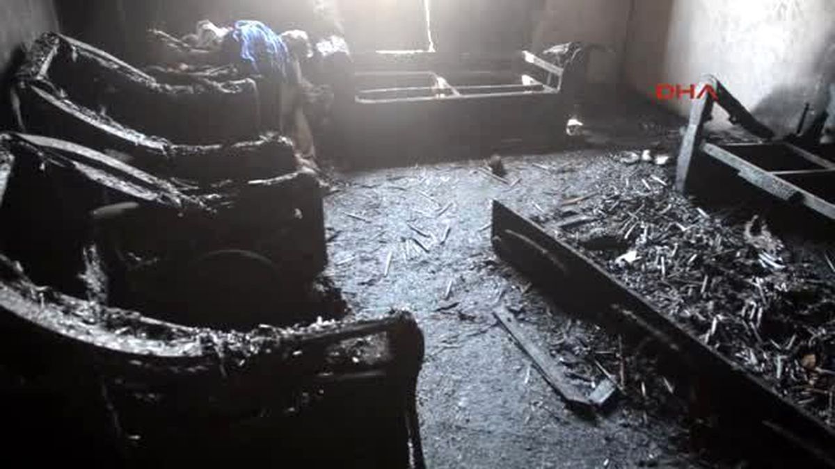 Doğubeyazıt\'ta Evleri Yanan 13 Kişilik Aile Sokakta Kaldı