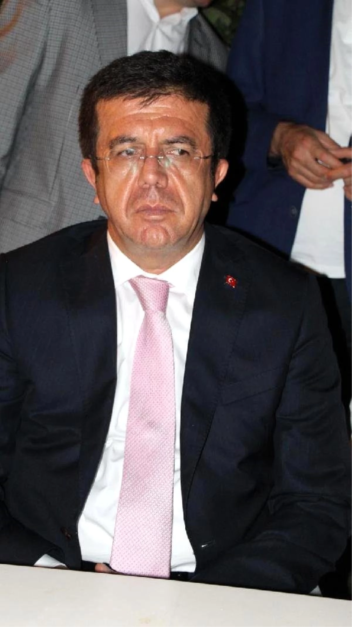 Ekonomi Bakanı Zeybekçi, Şehit Aktürk\'ün Ailesini Ziyaret Etti