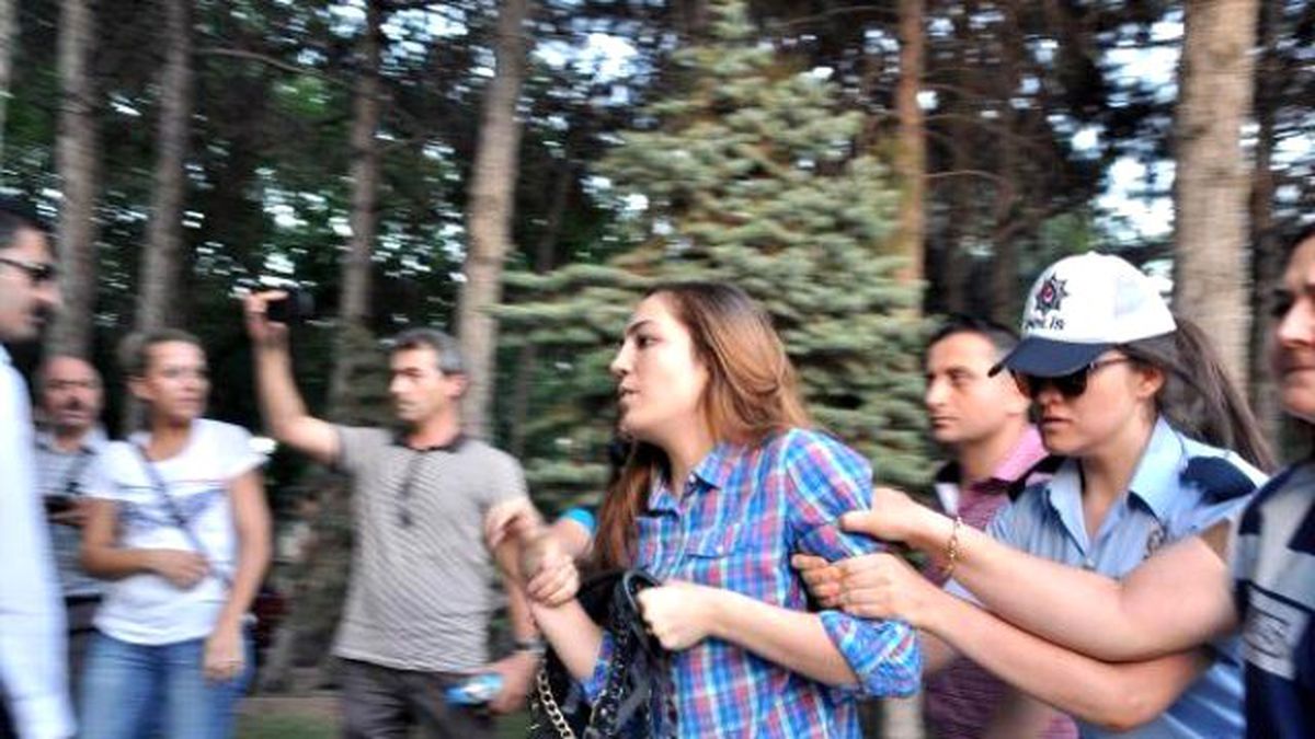 Elazığ\'da Oturma Eylemi ve Basın Açıklaması Yapan 16 Hdp\'liye Gözaltı
