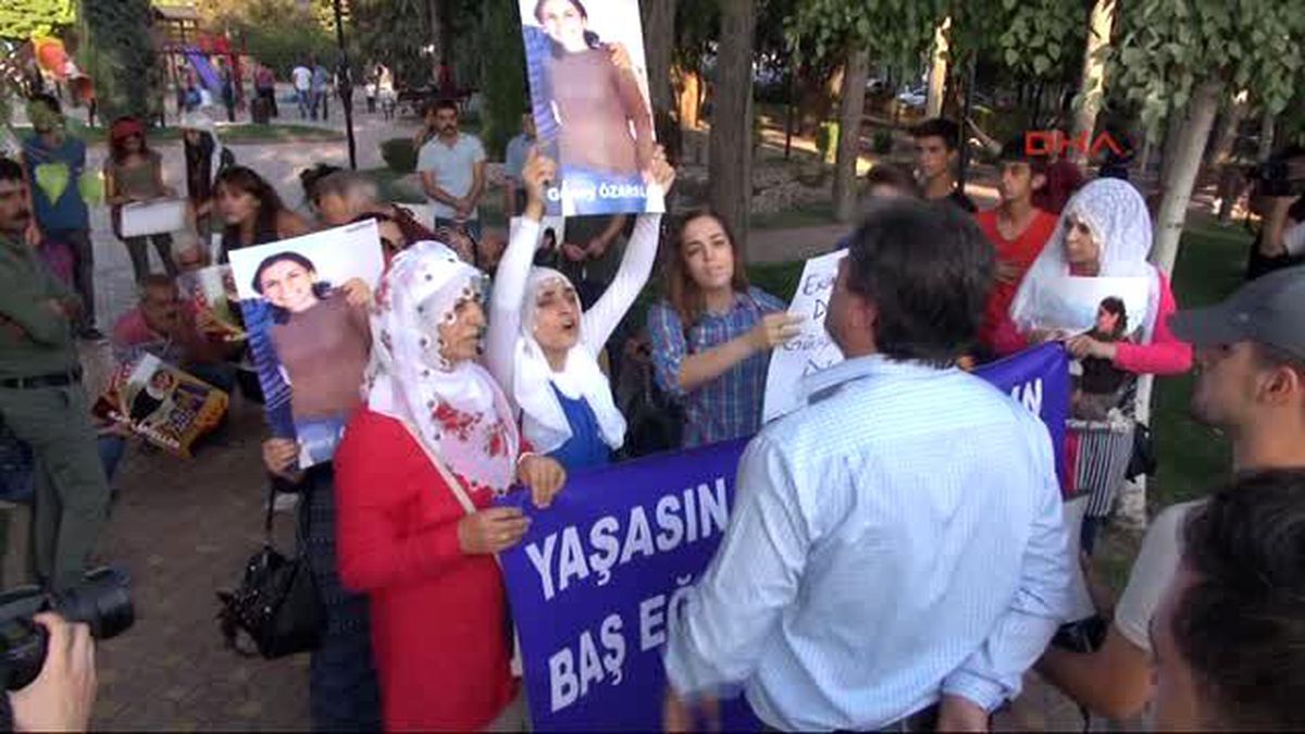 Elazığ\'da Oturma Eylemi ve Basın Açıklaması Yapan 16 Hdp\'liye Gözaltı