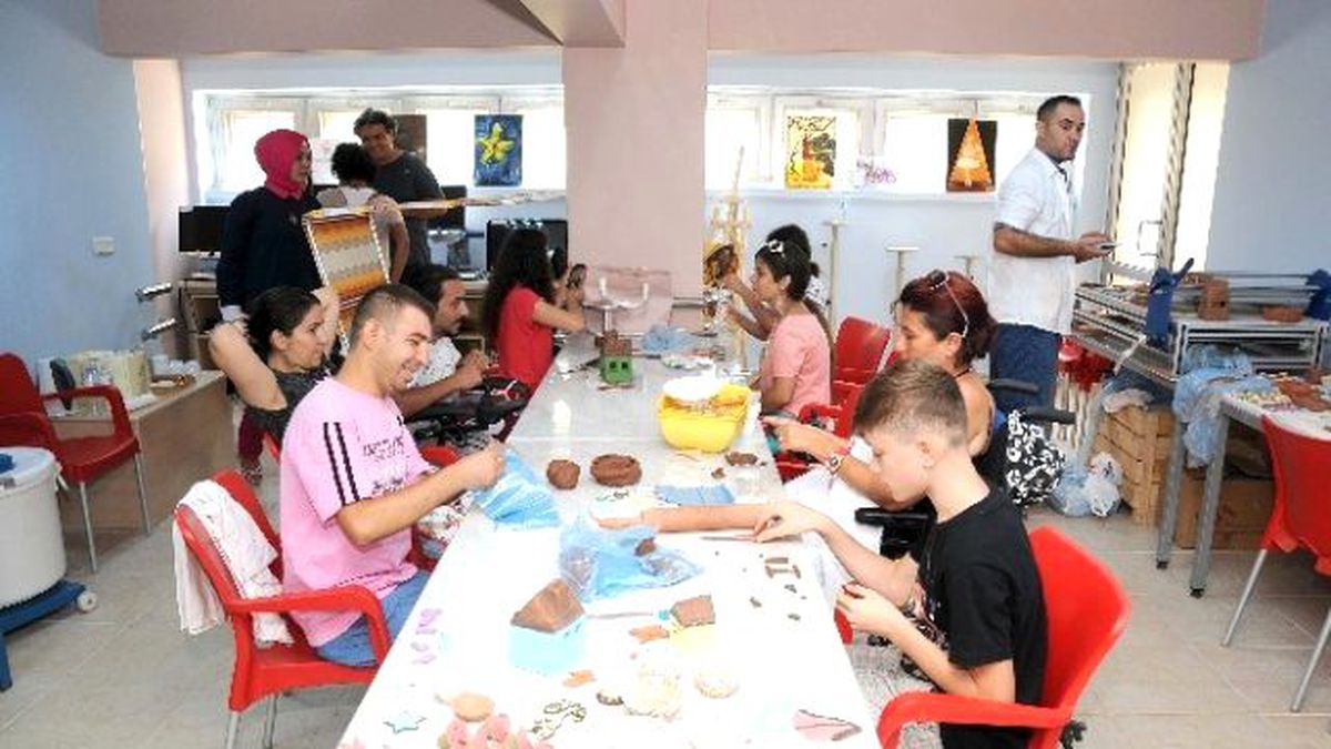 Engelsiz Kültür Sanat Merkezi\'nde Plastik Sanatlar Kursu Devam Ediyor