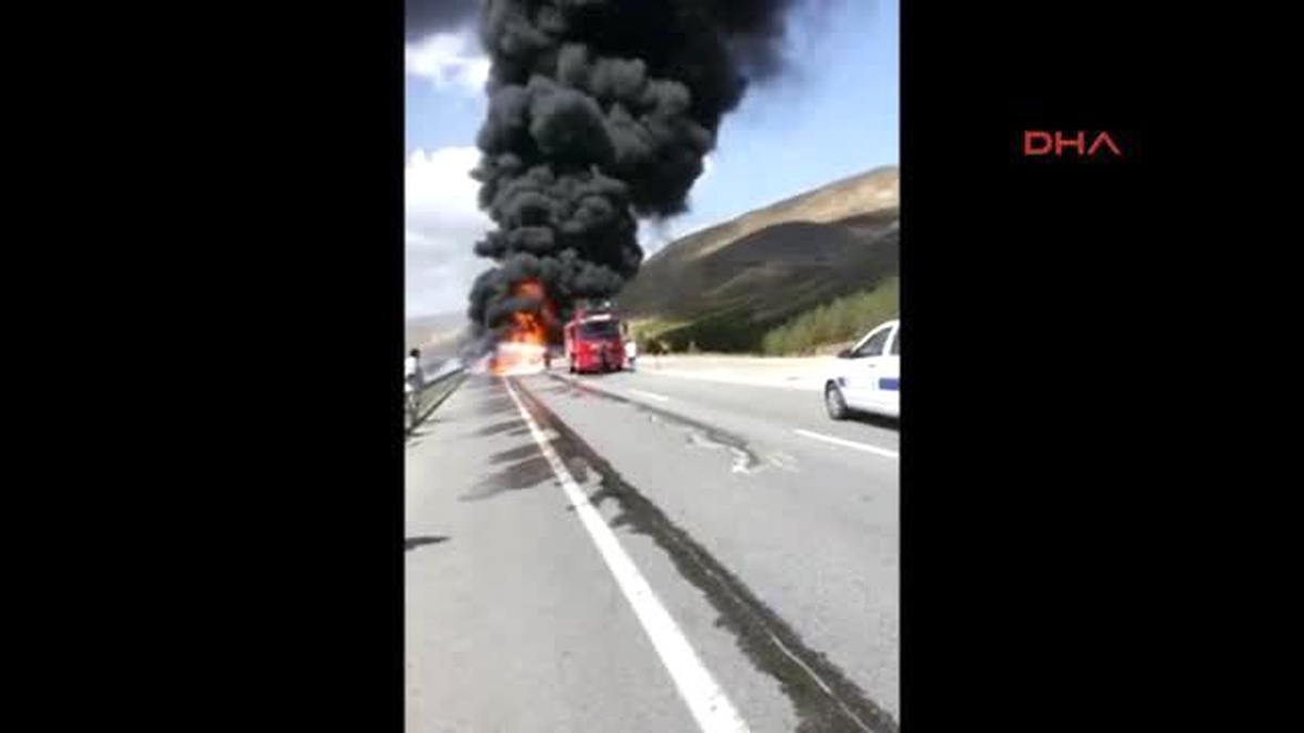 Erzincan Tır\'ın Dorsesindeki 25 Ton Madeni Yağ Alev Alev Yandı