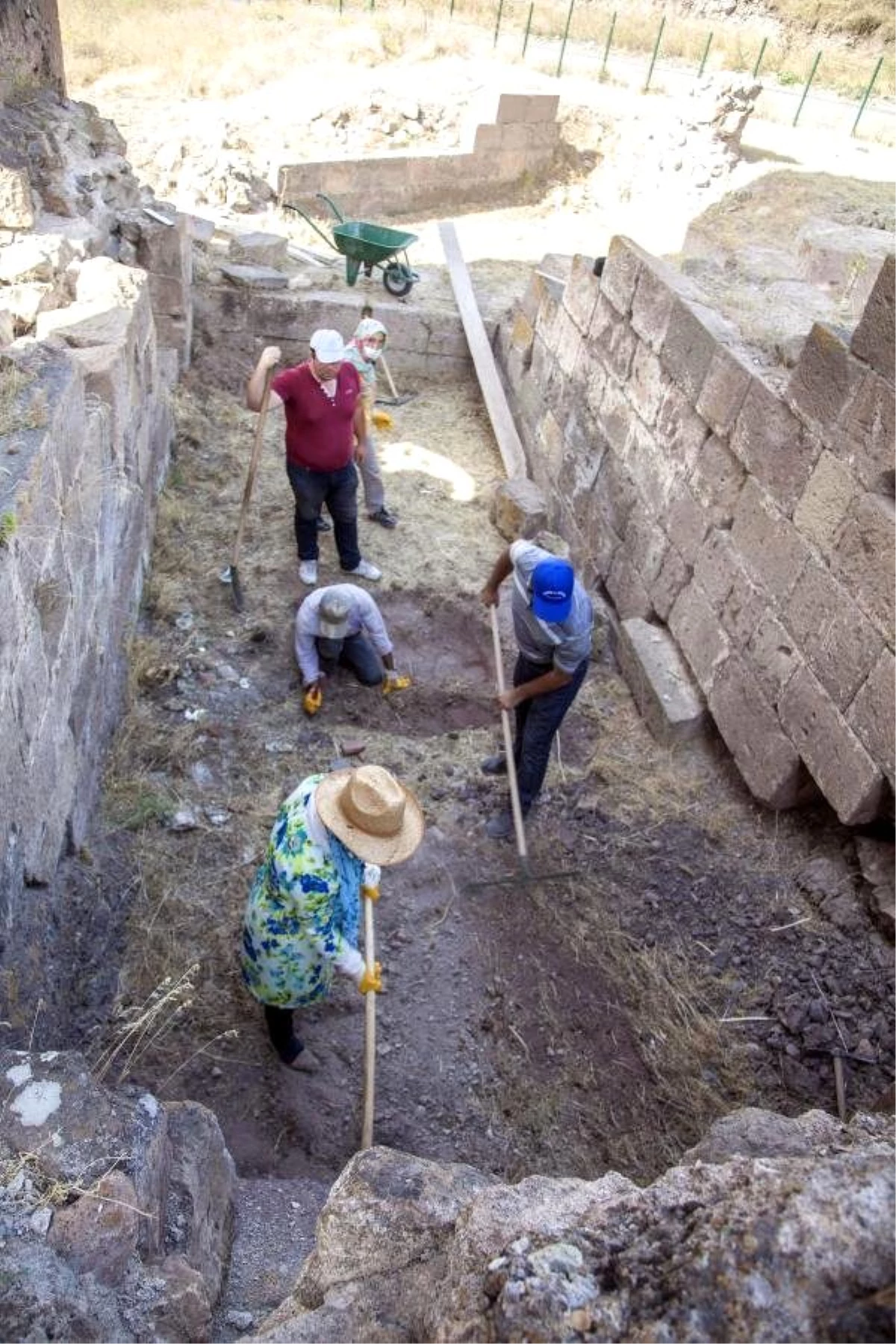 Eski Ahlat Şehrinde 5 Yıl Sonra Tekrar Kazı Çalışması