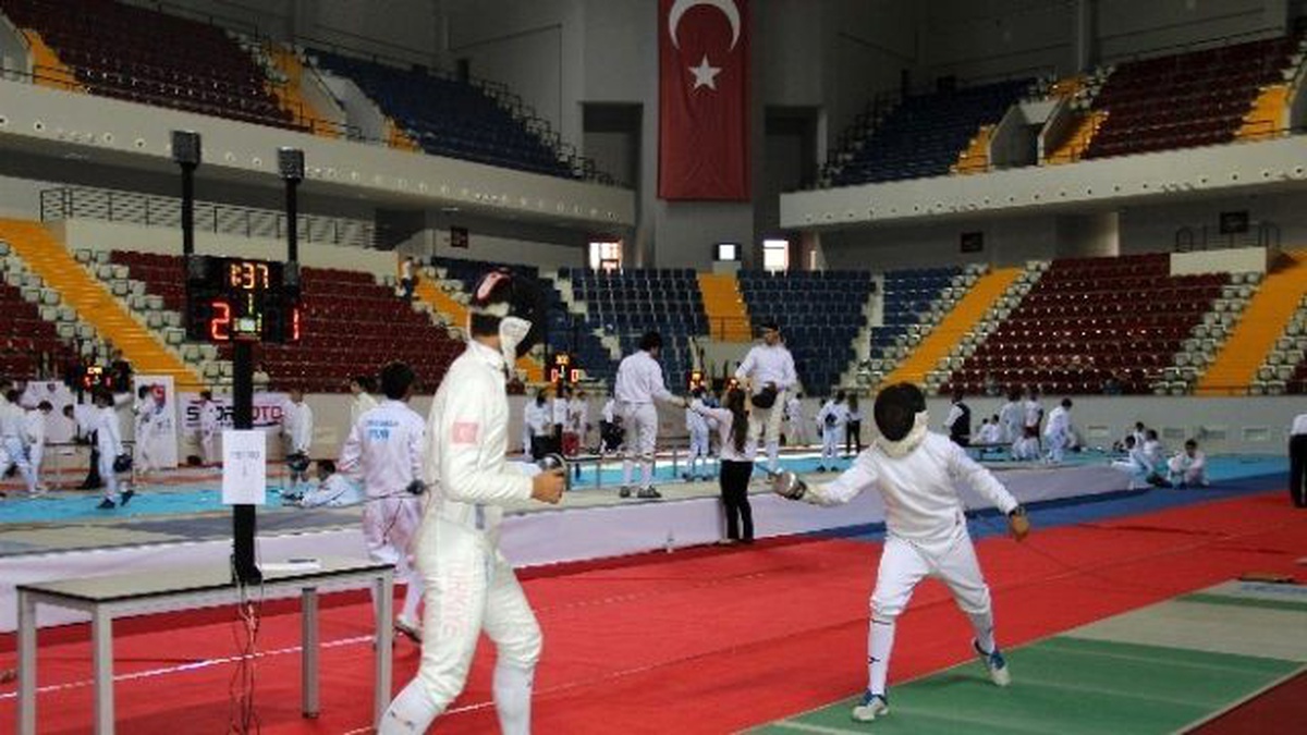 Eskrim Yıldızlar A Türkiye Şampiyonası Mersin\'de Başladı