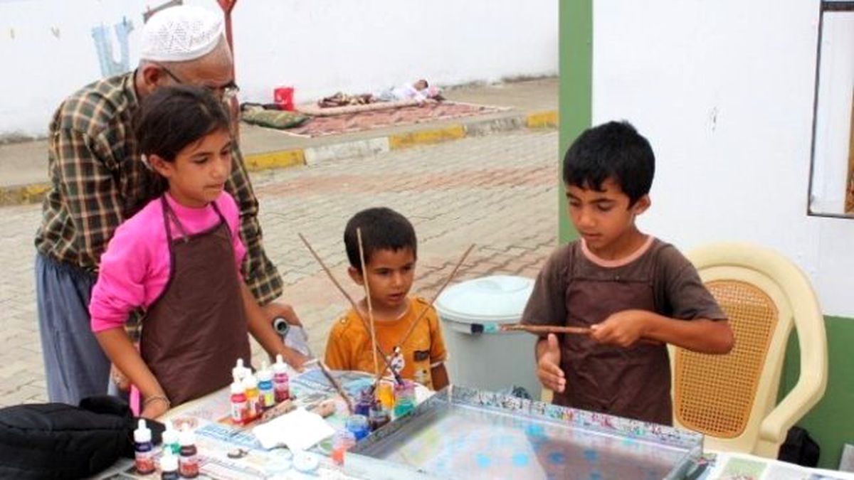Mevsimlik İşçilerin Çocukları, "Ebru Sanatı" ile Tanıştı