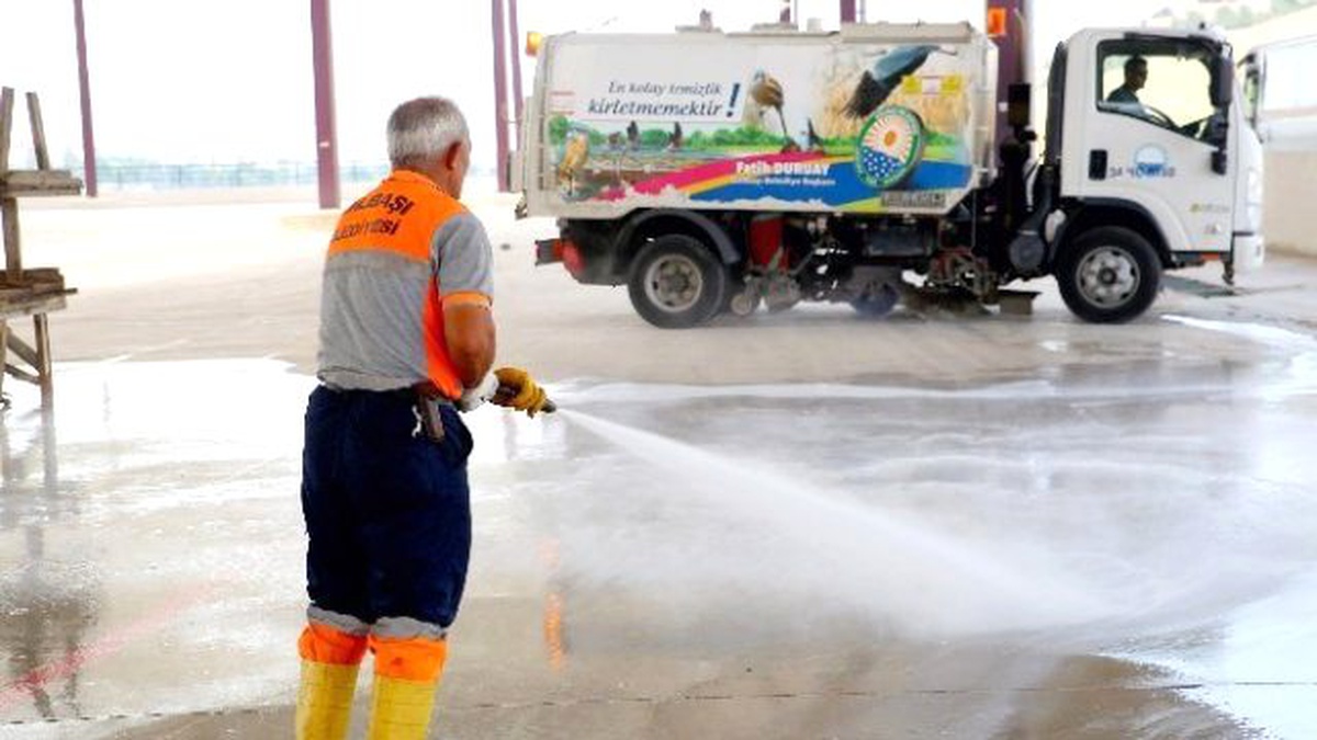 Gölbaşı\'nda Pazar Yerleri Köpüklü Suyla Yıkandı