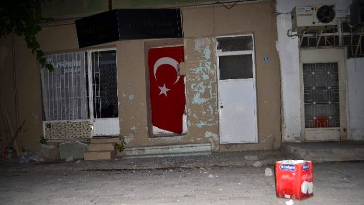 Hdp İl Binasına Türk Bayrağı Astılar