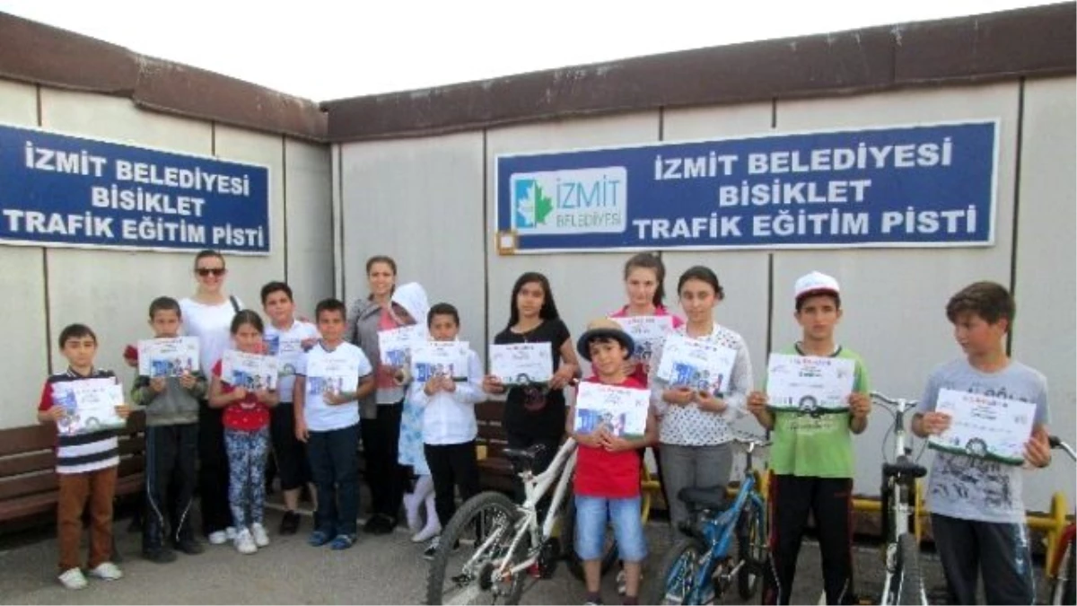 İzmit Belediyesi Haftanın 6 Günü Bisiklet Eğitimi Veriyor