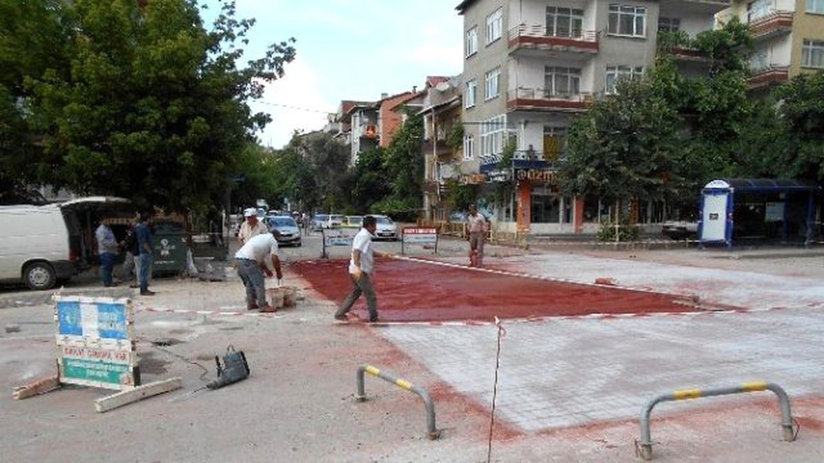 İzmit Belediyesi Kadıköy Mahallesine Baskı Beton Çalışması Yapıyor