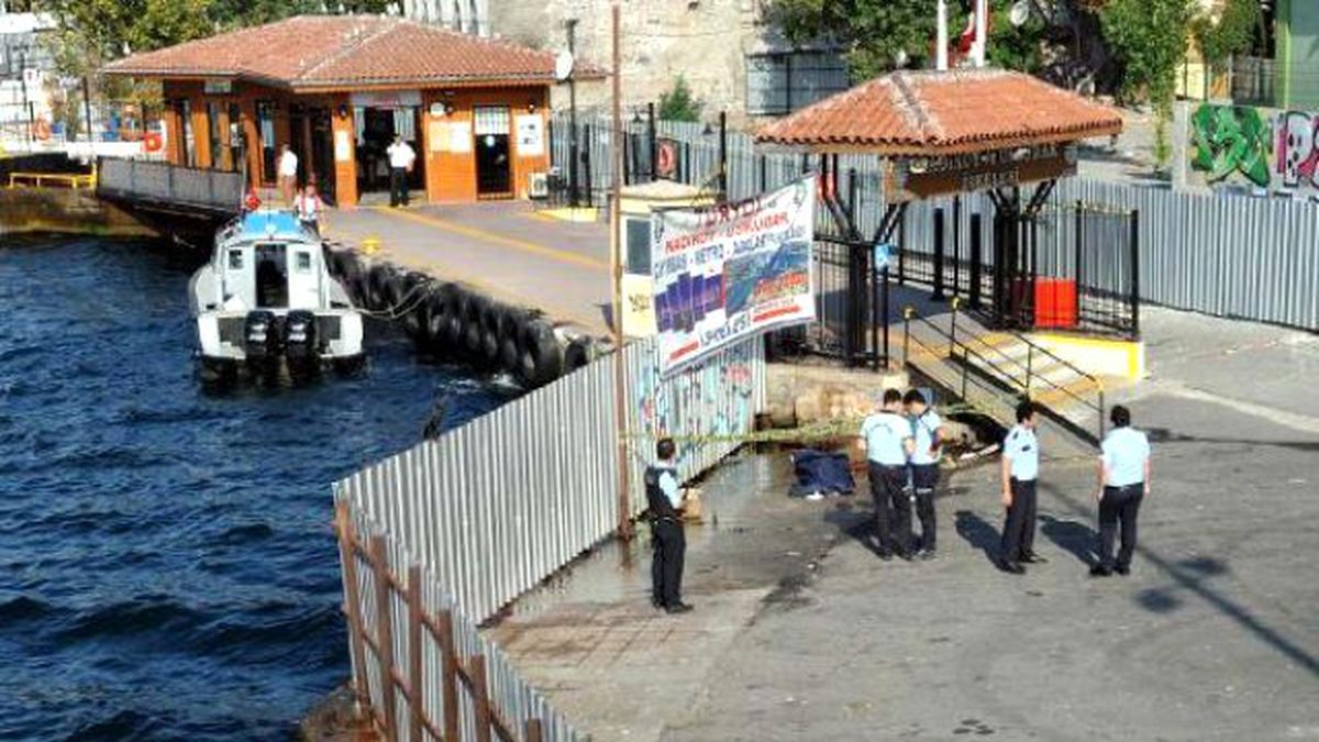 Karaköy\'de Denizden Erkek Cesedi Çıktı