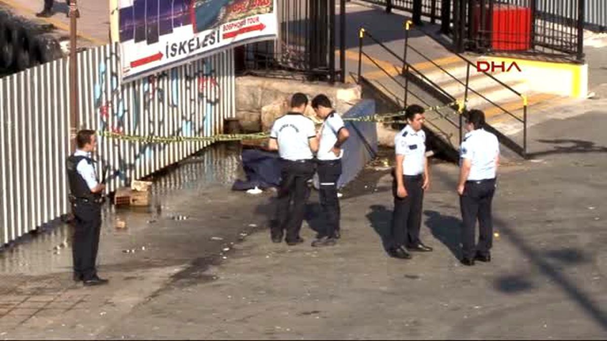 Karaköy\'de Denizde Ceset Bulundu