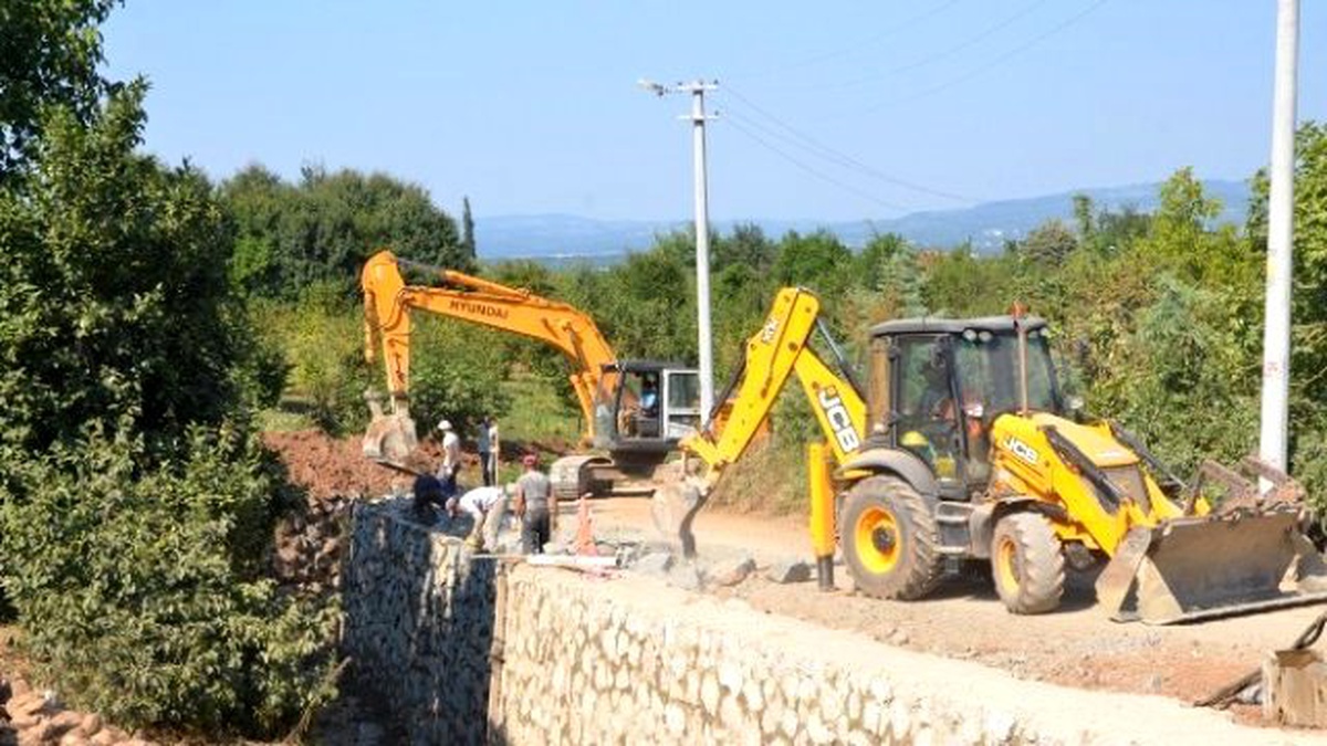 Kartepe\'de Sele ve Toprak Kaymasına Karşı Taş Duvarlar Örüldü