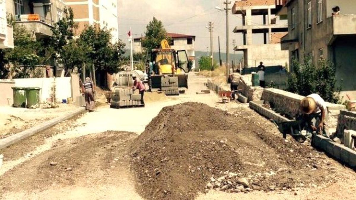 Körfez Eşref Bitlis Caddesinde Kaldırımlar Yenileniyor