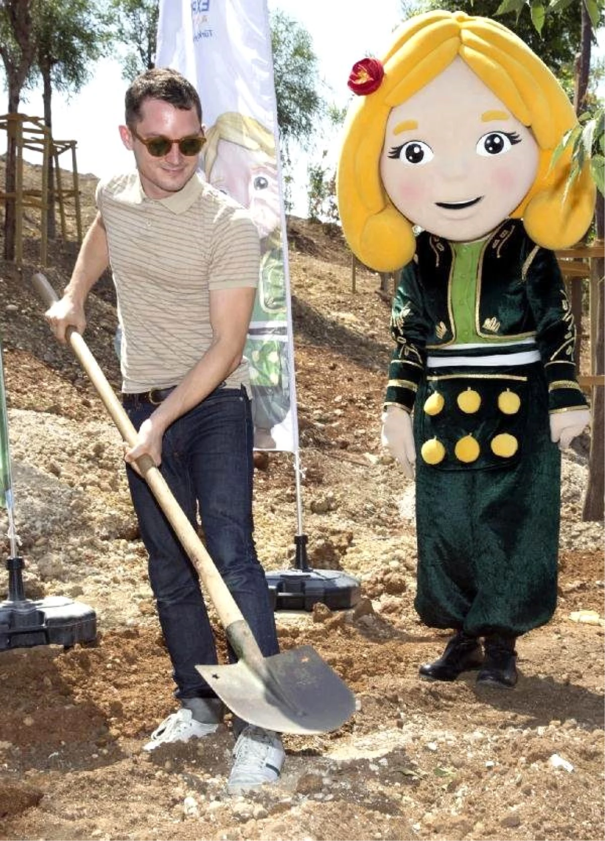 Lord Of The Rings\' Frodo Plants The 15,000th Sappling Within Turkish Expo Event