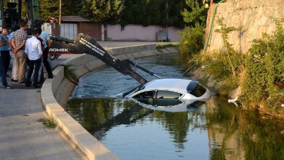 Malatya\'da Otomobil Sulama Kanalına Düştü