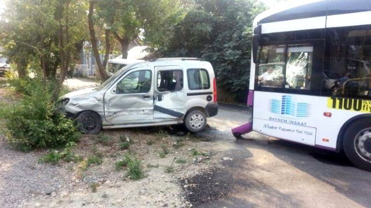 Otobüsle Ticari Aracın Karıştığı Kazada Bir Kişi Yaralandı