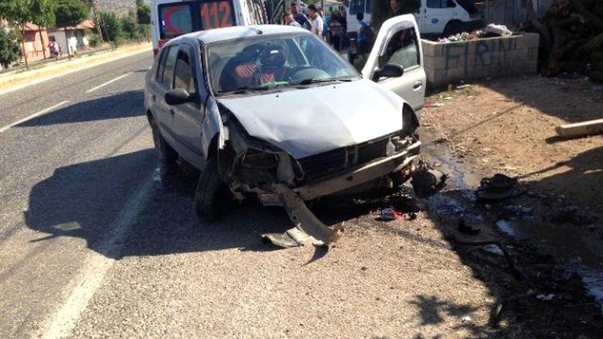 Otomobil Ağaca Çarptı: 2 Yaralı